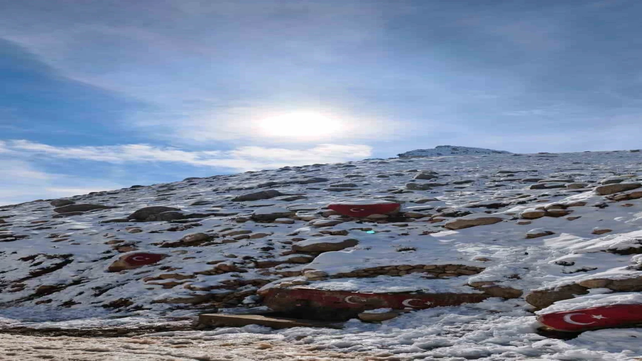 Kaşın yüksek kesimleri beyaza büründü