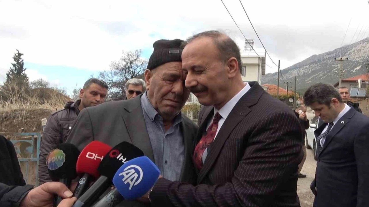 Kayıp baş arama çalışmalarında acılı baba, Vali Erine sarılarak gözyaşlarına boğuldu
