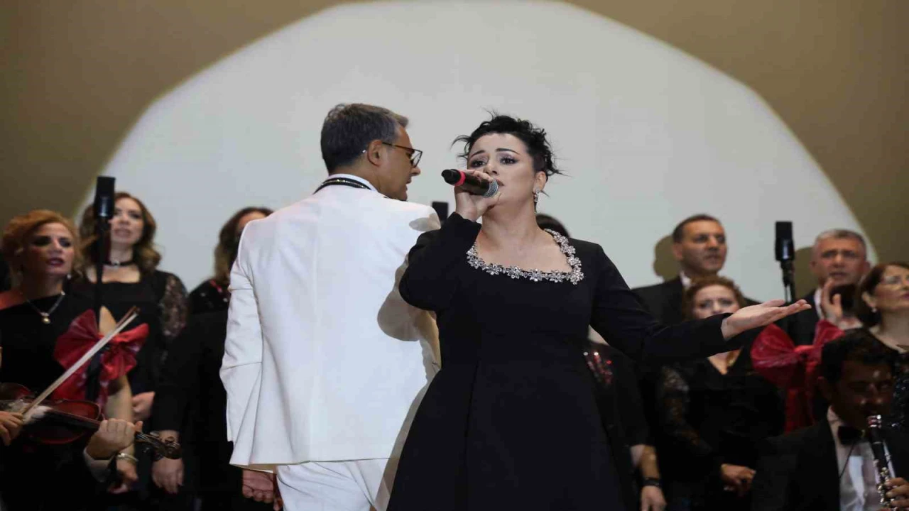 Kebapçısı da doktoru da bu koroda: 25 kişilik koro sahneye çıktı, izleyenleri mest etti