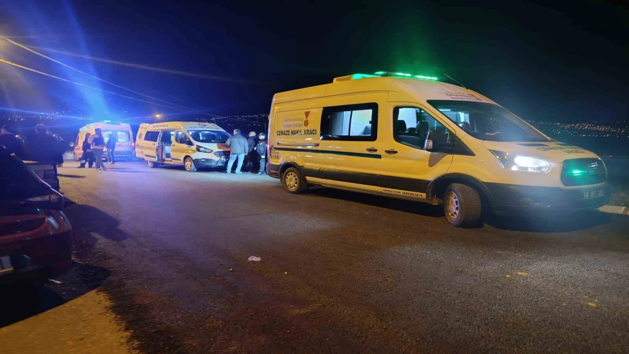 Kendisinden ayrılan kız arkadaşını evine girerken öldürdü