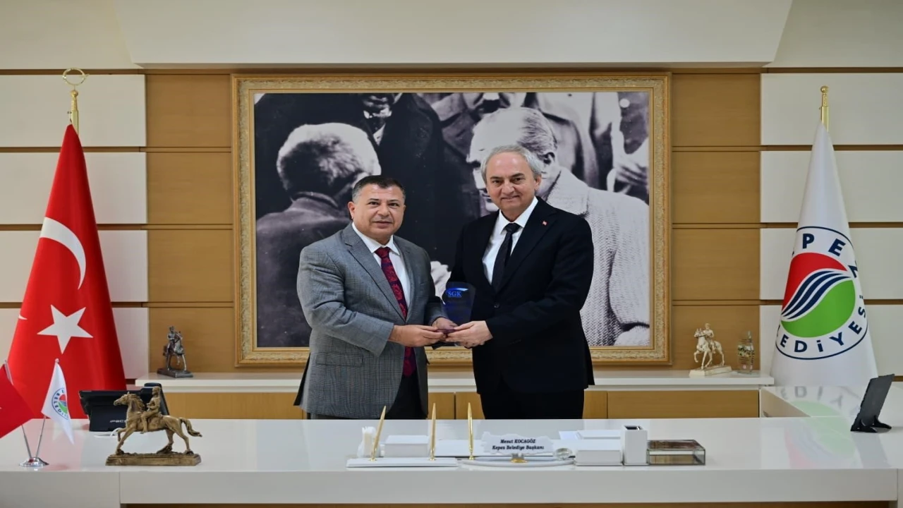 Kepez Belediyesine SGKdan teşekkür plaketi