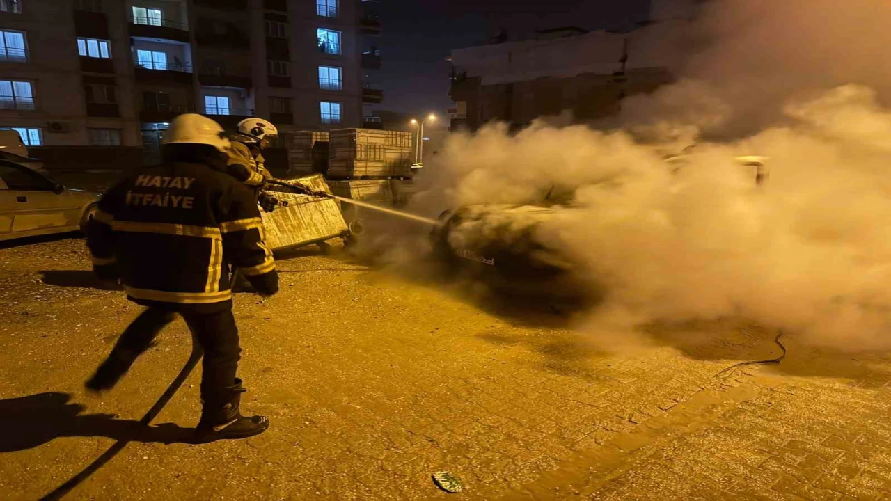 Kırıkhanda hafif ticari araç yandı