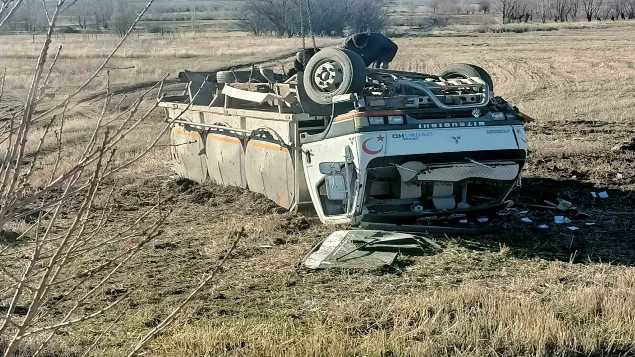 Kontrolden çıkan kamyon şarampole devrilerek takla attı: 1 yaralı