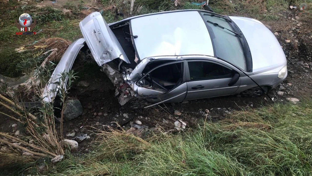 Köprüden uçan otomobilin sürücüsü yaralandı