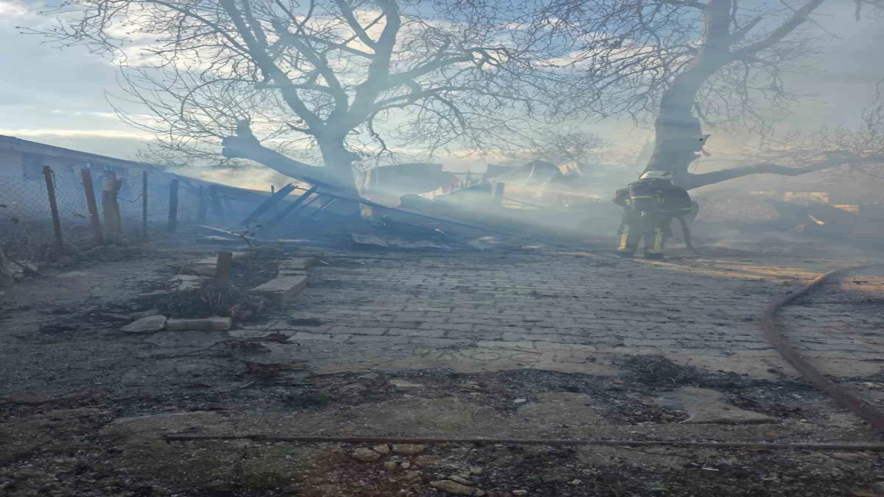 Korkutelinde yanan ev kullanılamaz hale geldi