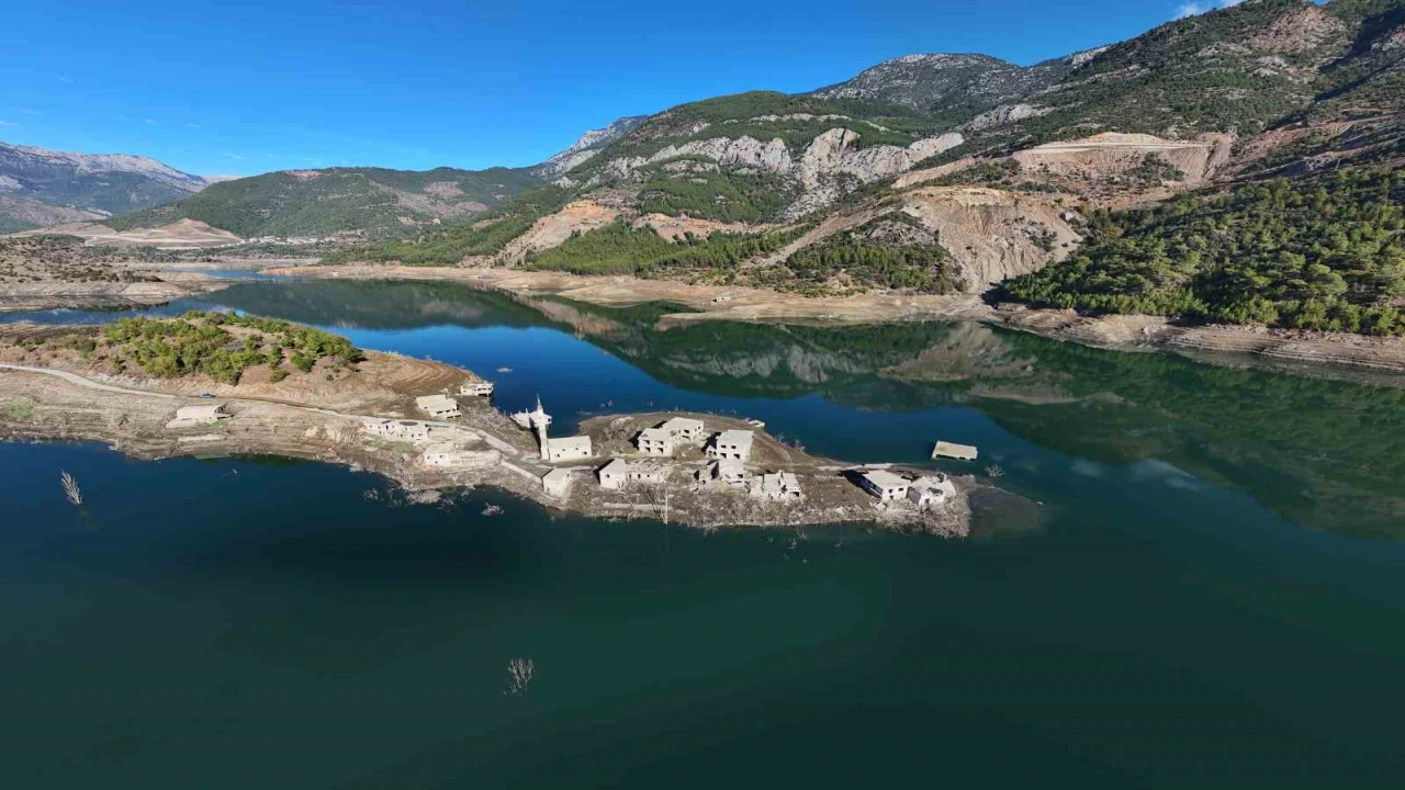 Kuraklık Kıbrısa içme suyu sağlayan barajı da vurdu: Su altındaki köy ortaya çıktı