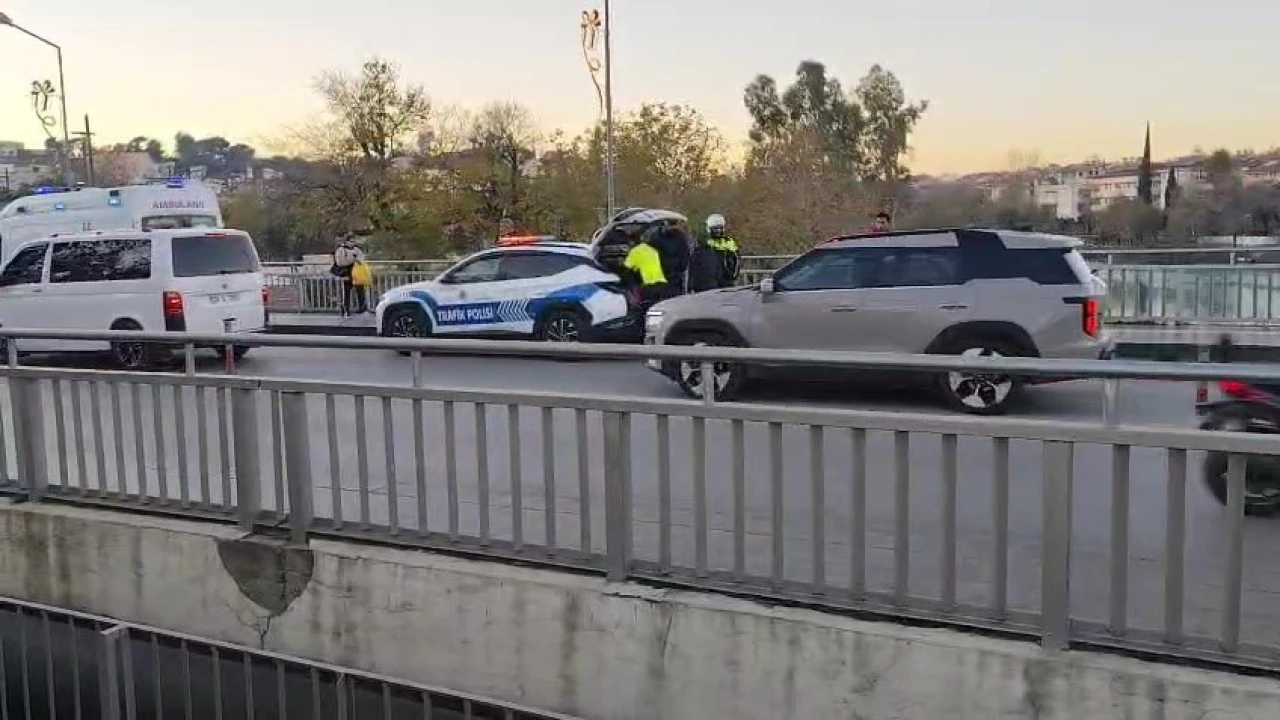 Manavgat Köprüsünde devrilerek otomobile çarpan motosikletli yaralandı