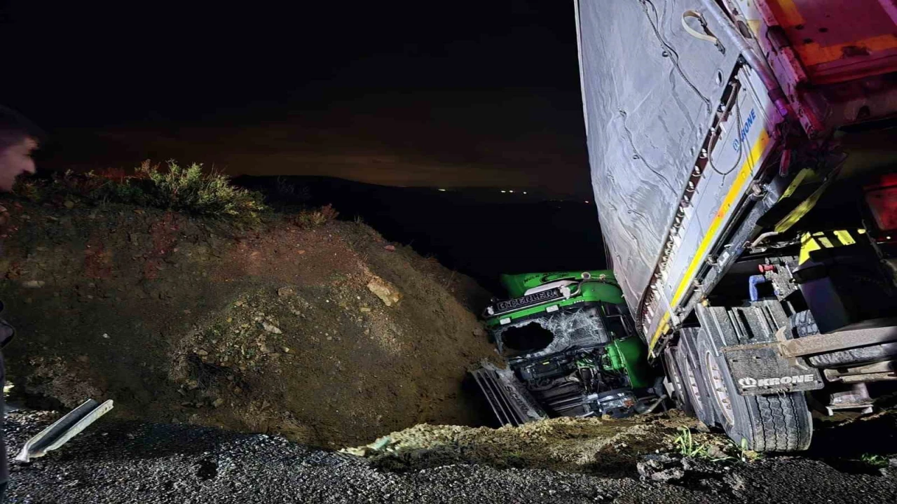 Manavgatta şarampole devrilen tırın sürücüsü ağır yaralandı