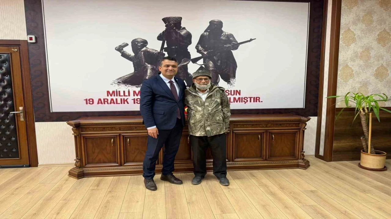 Mandalinaları Mehmetçiğe ulaştıran elmacı dede, Dörtyola selamla döndü