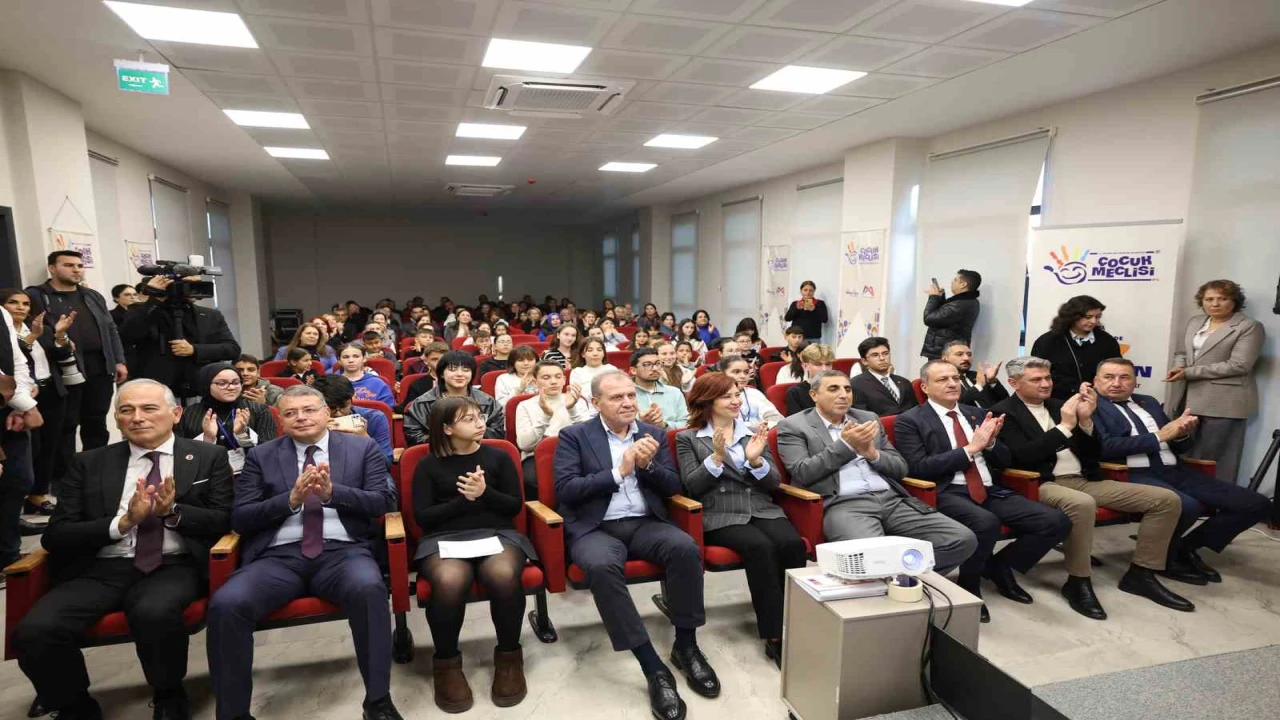 Mersinde Çocuk Meclisi üyeleri sertifikalarını Başkan Seçerden aldı