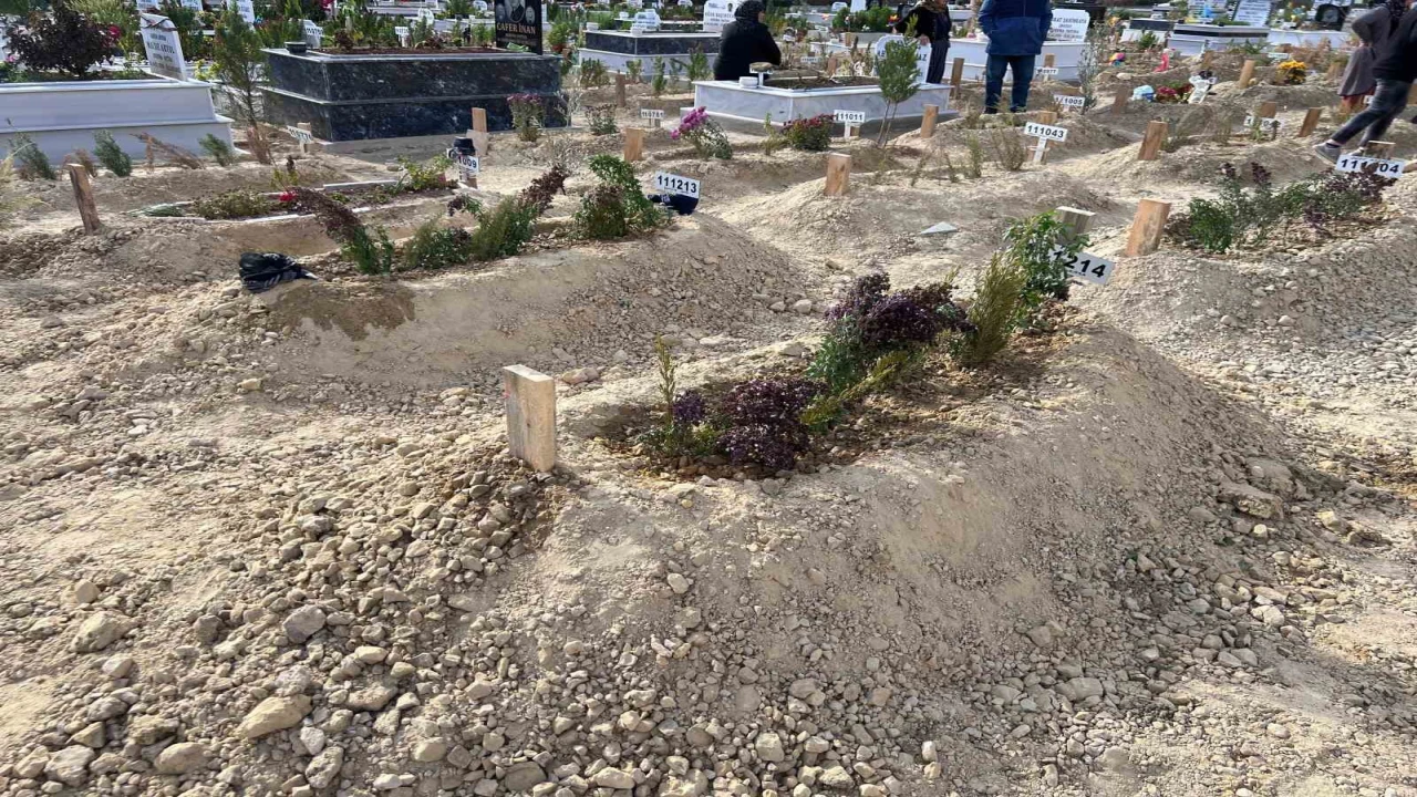 Mersinde komşusu tarafından öldürülen anne ve oğlu toprağa verildi