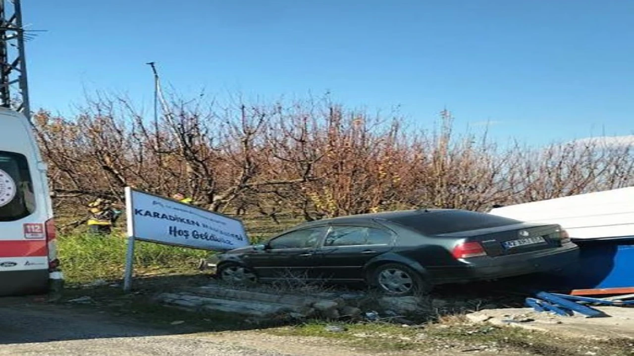 Mersinde otomobil otobüs durağına çarptı: 2 yaralı