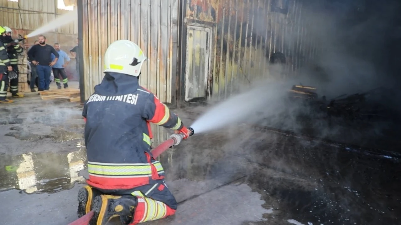 Mersinde palet imalathanesinde çıkan yangın kontrol altına alındı