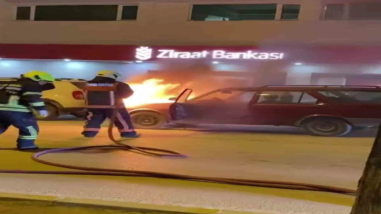 Mersinde park halindeki araç yandı