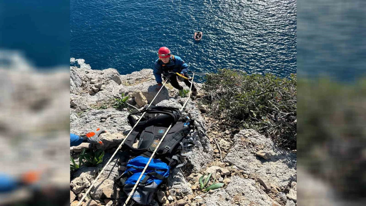 Mersinde sarp kayalıklarda mahsur kalan keçi nefes kesen operasyonla kurtarıldı