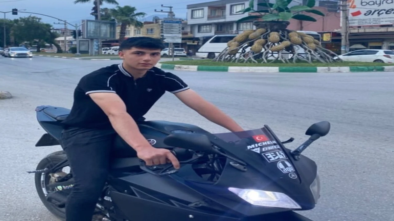 Mezarlıkta otomobilde 2 genç ölü bulundu, otomobilde isimleri yazılı şef bıçağı bulundu