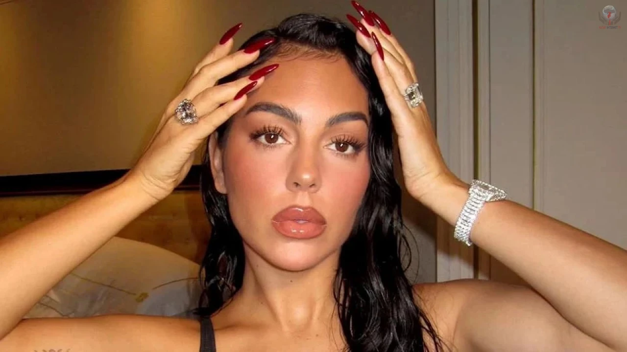 Minik bikinisiyle sahilde koştu