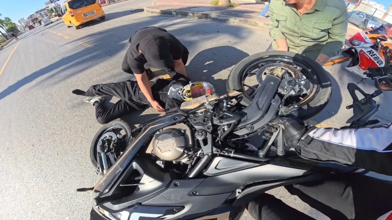 Motosiklet sürücüsü kaskı sayesinde yara almadan kurtuldu