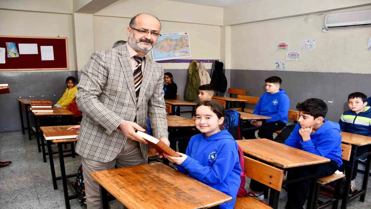 Öğrencilere Kuran-ı Kerim hediye edildi