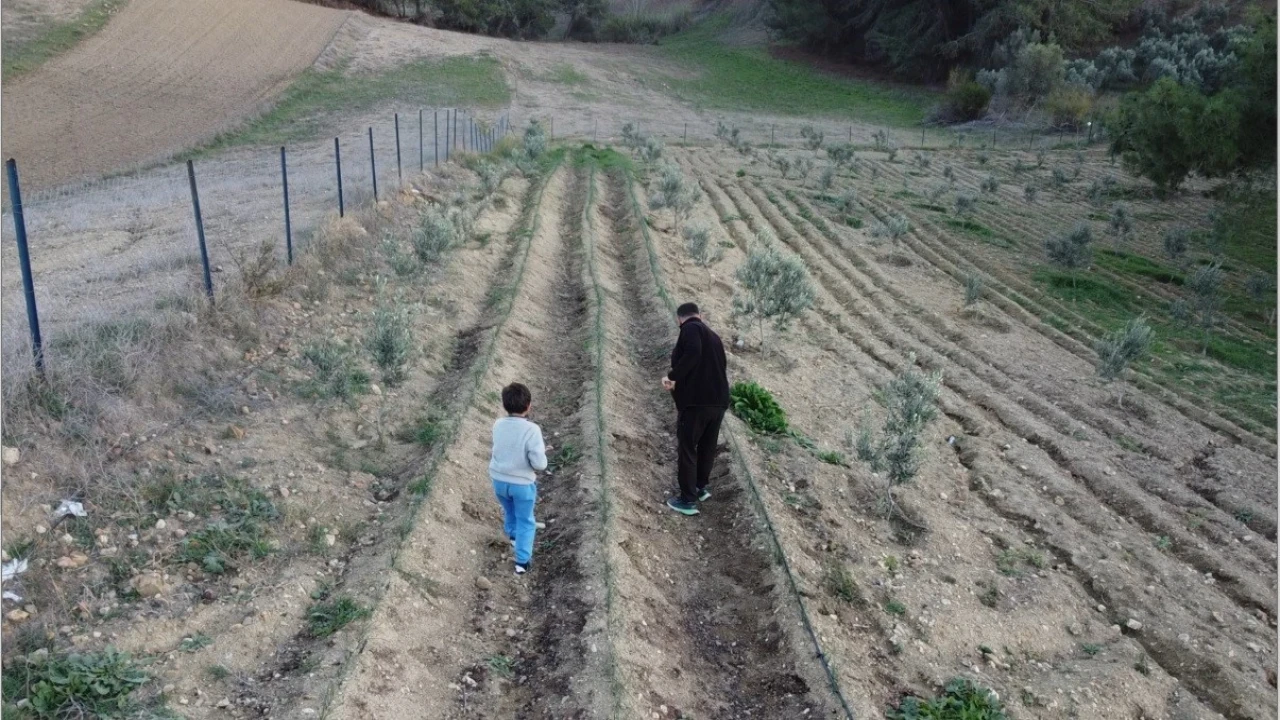 Osmaniyede depremi yaşadı, toprağa tutundu