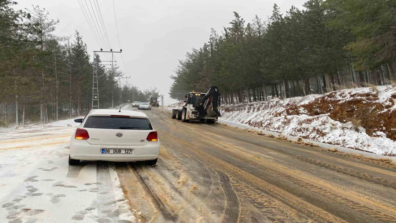Osmaniyede kar etkisini artırdı, 2 ilçede eğitime ara verildi
