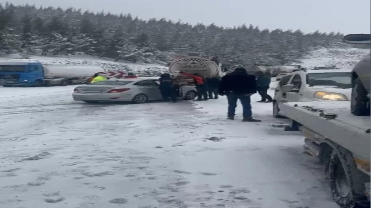 Osmaniyede yoğun kar yağışı zincirleme kazaya neden oldu