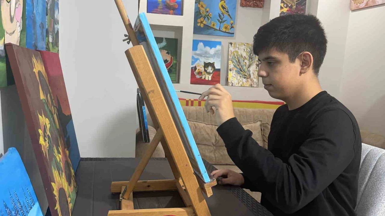 Otizmli çocuk ressam, sanatla kendi yolunu çizdi