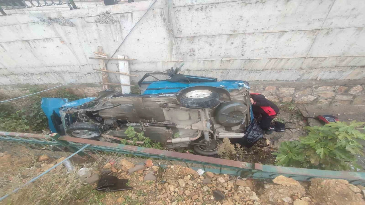 Otomobil drenaj kanalına uçtu: 3 yaralı