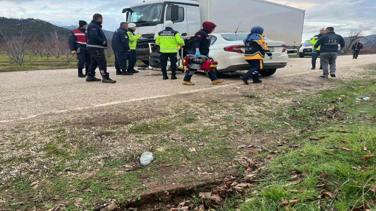 Otomobil park halindeki kamyona çarptı: 2 ölü, 1 yaralı