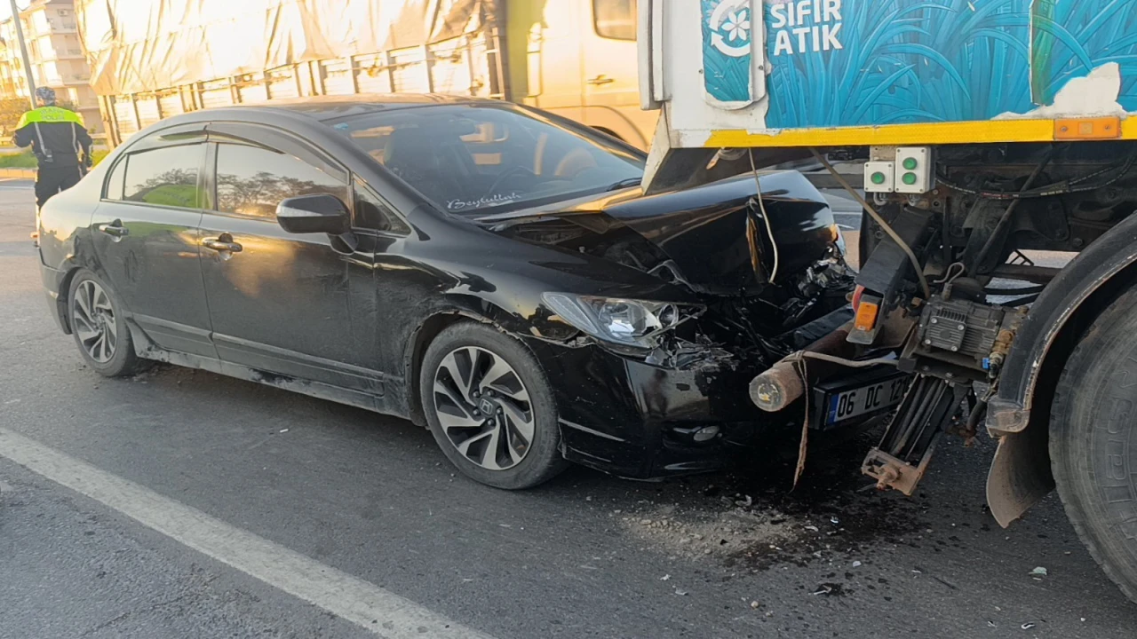 Otomobil yol süpürme aracıyla çarpıştı