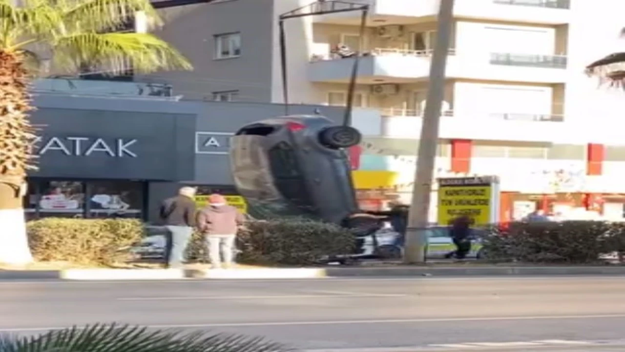 Otomobilin takla atıp ters döndüğü anlar kameraya yansıdı