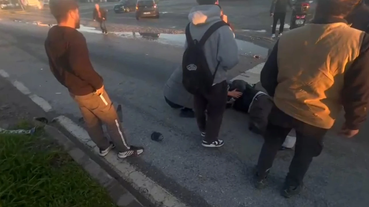 Otomobille çarpışan motosikletli metrelerce havaya savruldu