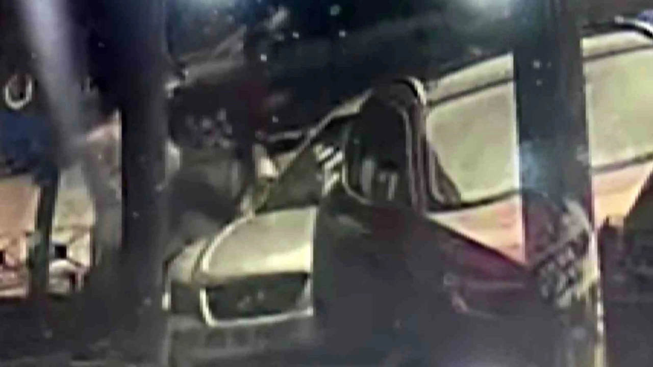 Park halindeki otomobilin dikiz aynasını tekme atıp kırdı