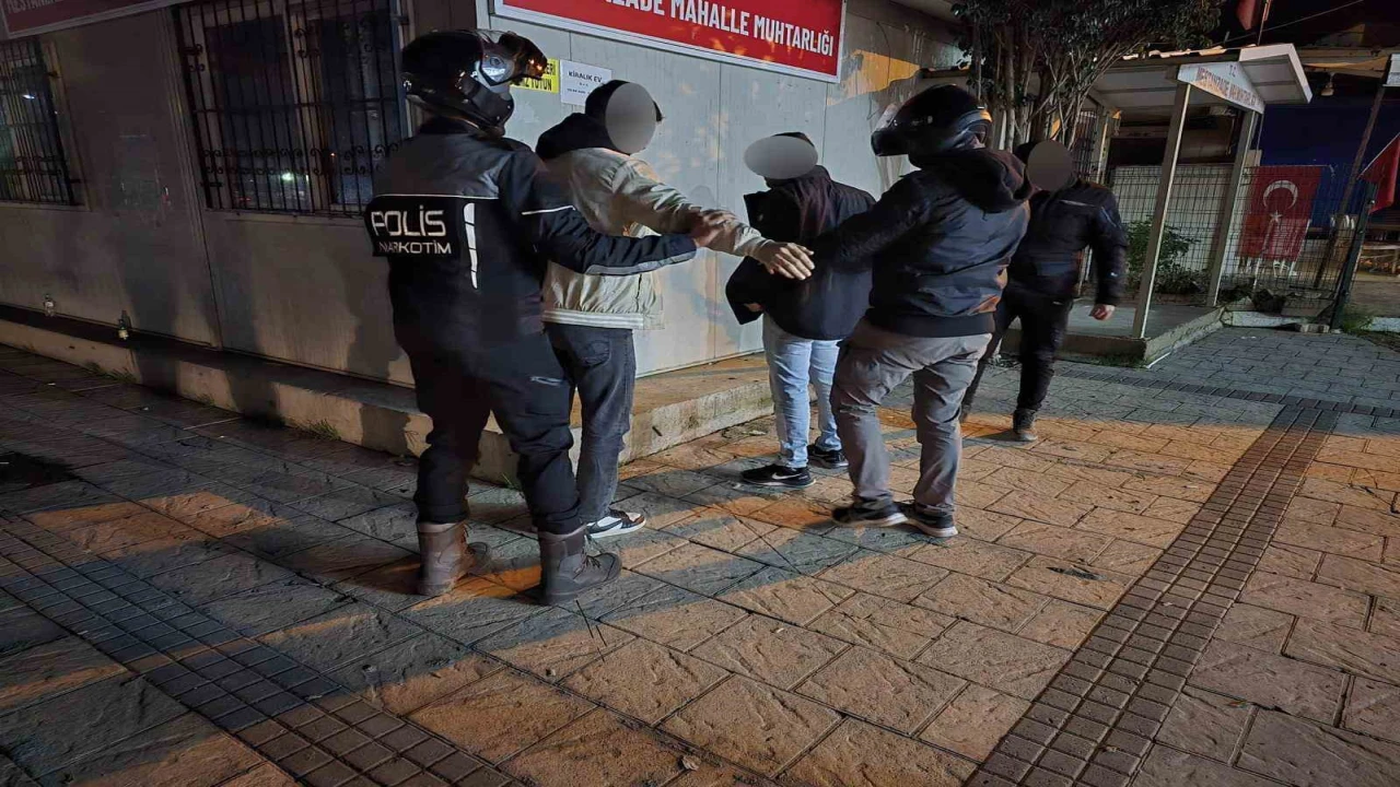 Parklarda, sokaklarda uyuşturucu içen 12 kişi suçüstü yakalandı