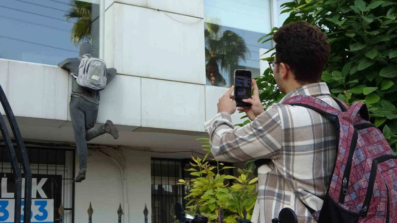 Penceredeki cansız manken ‘hırsızı görenler, polisi arıyor, taş atıyor