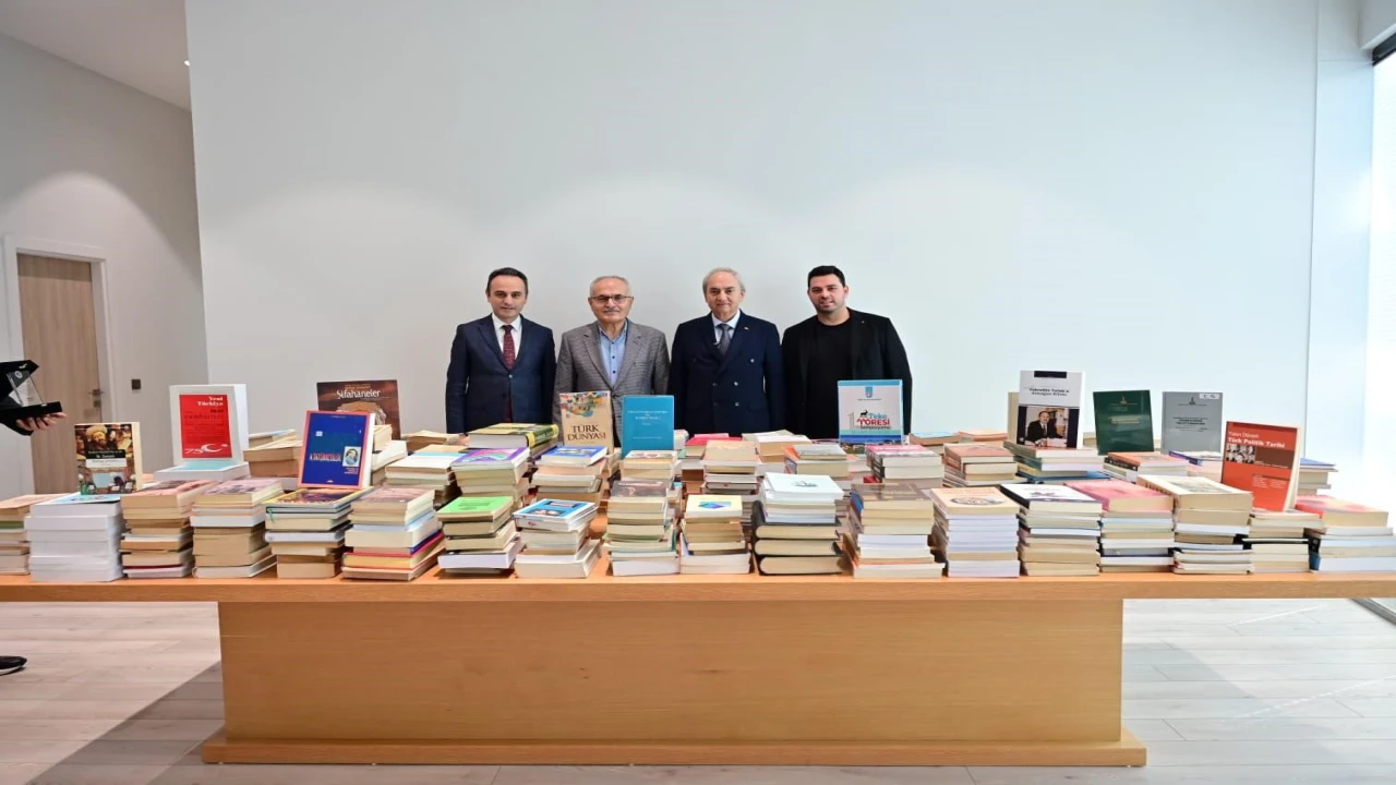 Prof. Dr. Fahrettin Tızlaktan Antalya Kütüphanesine 2000 kitaplık değerli bağış