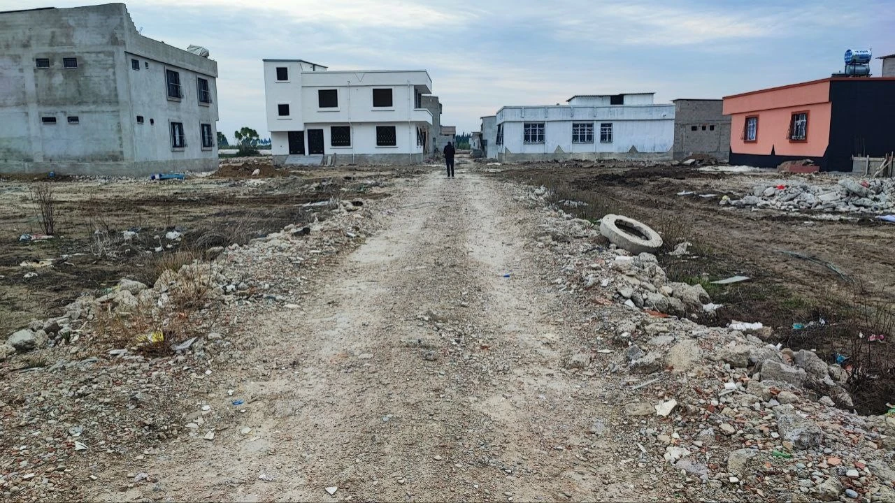 Seyhanda yeni yapılan evler yolsuz kaldı: Vatandaşlar mağdur