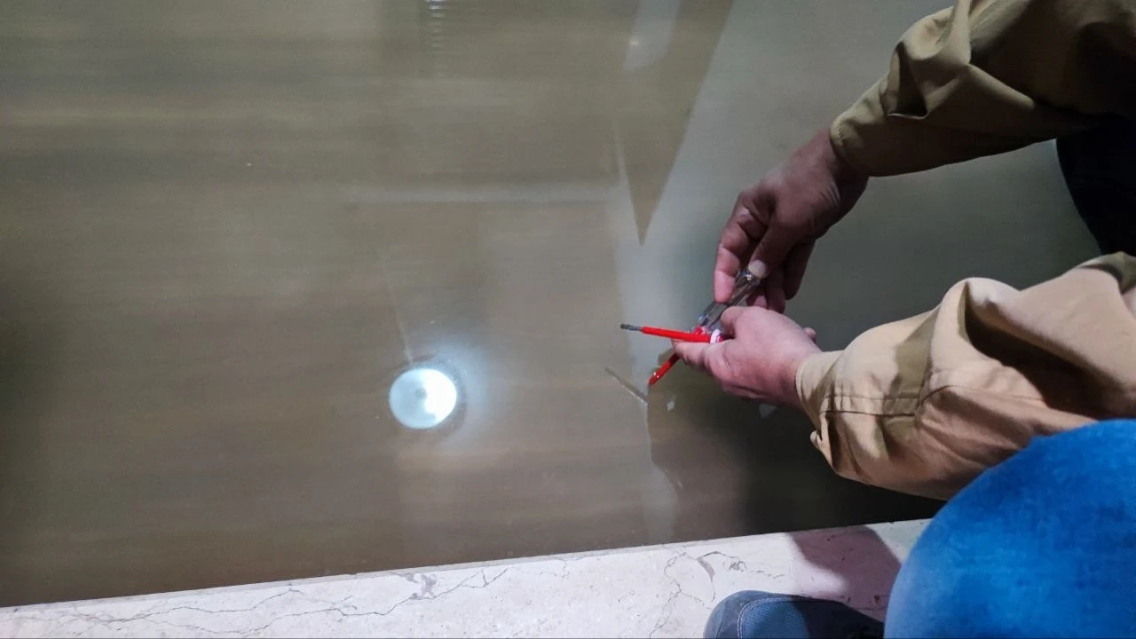 Sürekli su basan bodrum kata kontrol kalemiyle suyu test ederek giriyorlar