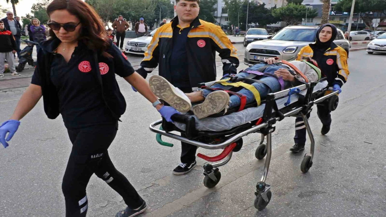 Taksi ile çarpışan motosikletli gençler metrelerce sürüklendi