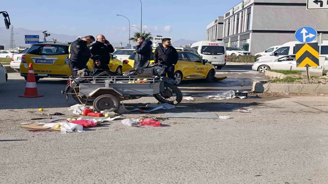 Taksi ile sepetli motosiklet çarpıştı: 2 yaralı