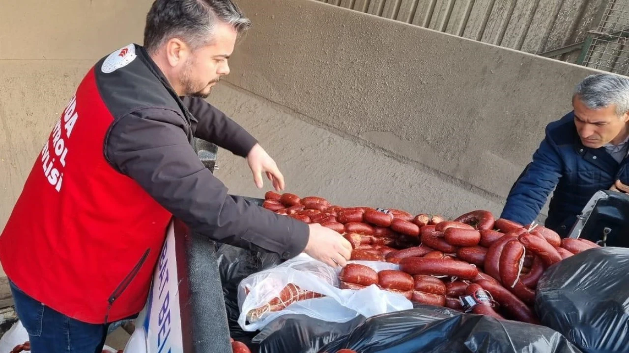 Tarihi geçmiş 850 kilogram sucuk ele geçirildi