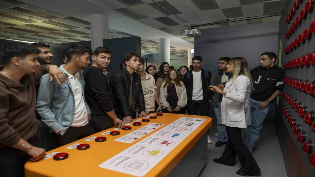 Tarsus Üniversitesi öğrencileri Mercan Bilim Merkezinde bilimle buluştu