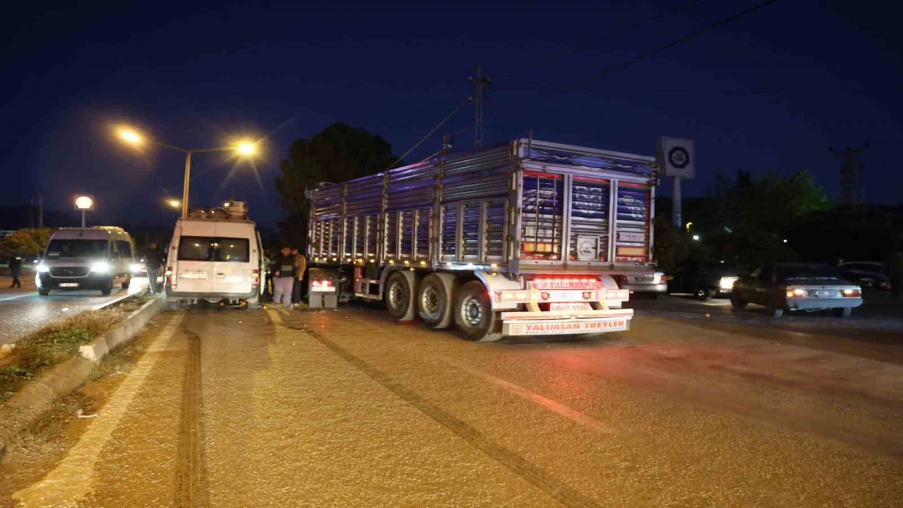 Tır işçi minibüsüne çarptı: 2 yaralı