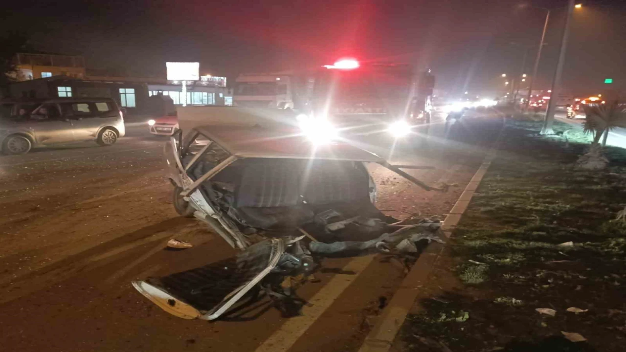 Tırla çarpışan Tofaş ikiye bölündü