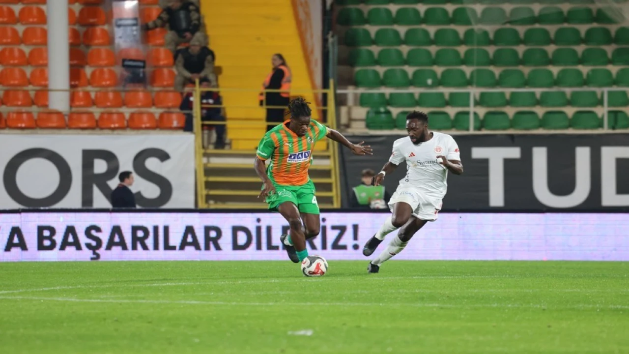 Trendyol Süper Lig: Alanyaspor: 0 - Antalyaspor: 0 (İlk yarı)