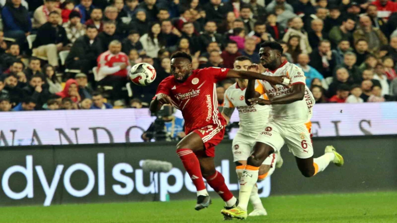 Trendyol Süper Lig: Antalyaspor: 0 - Galatasaray: 2 (İlk yarı)
