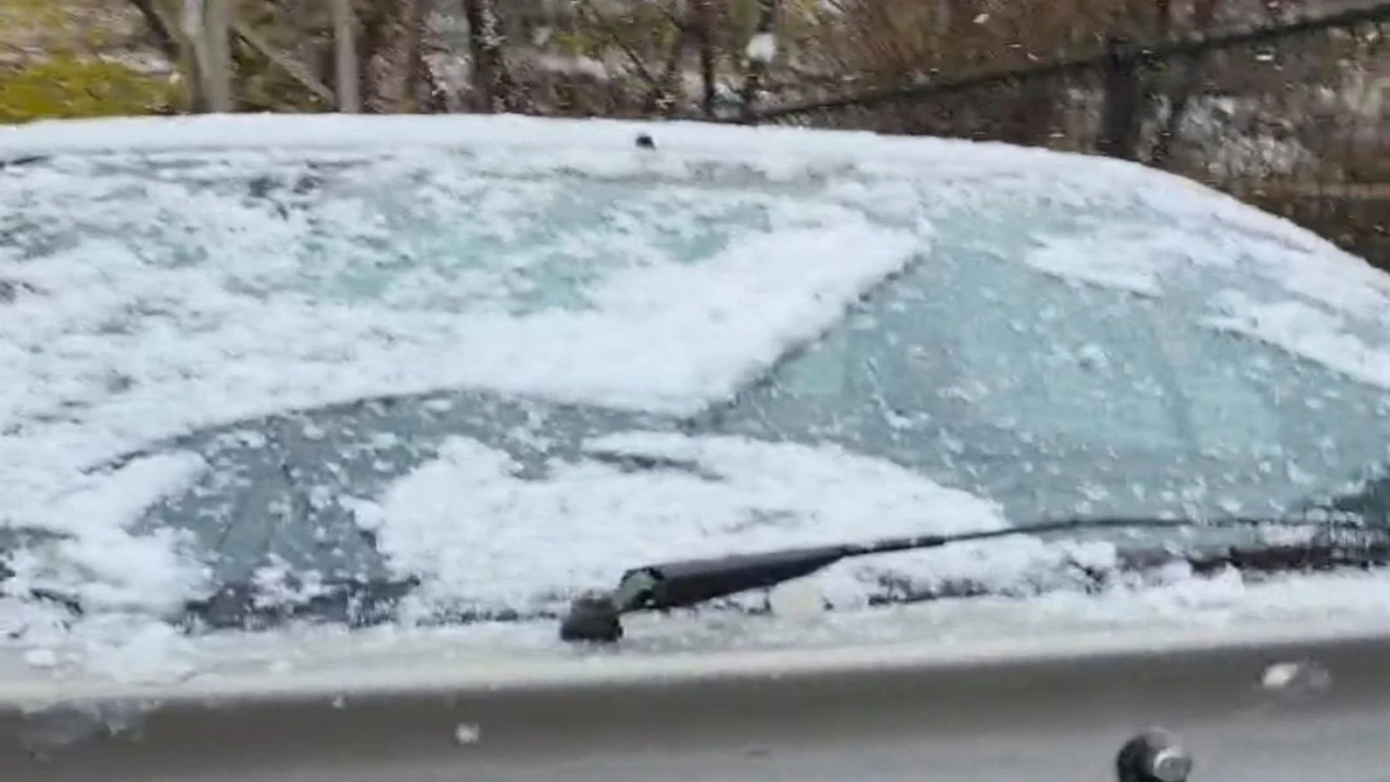 Tufanbeylide kısa süreli yağan kar sevindirdi