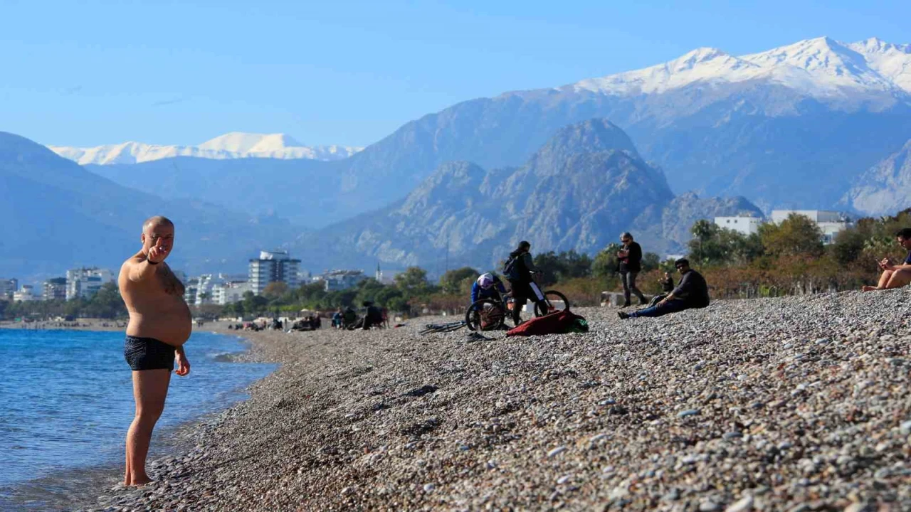 Türkiye karla mücadele ederken Antalyada deniz sefası
