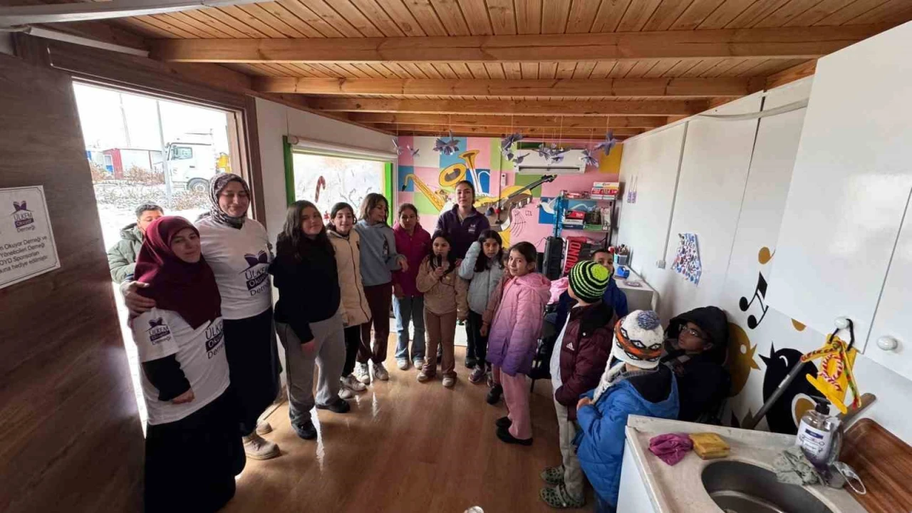 Türkiyenin dört bir yanından gönderilen yılbaşı ikramlıkları öğrencilere ulaştırıldı