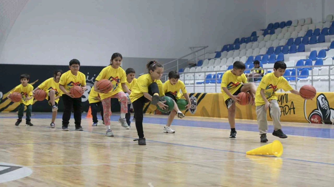 Ücretsiz Basketbol Kursları çocuklara hem spor hem gelecek sunuyor